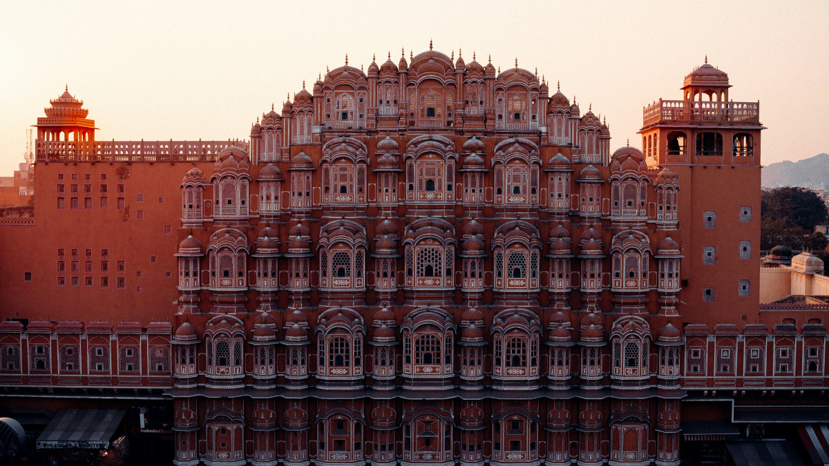 Gros plan sur le Rajasthan au coucher du soleil avec une douce lumière dorée.